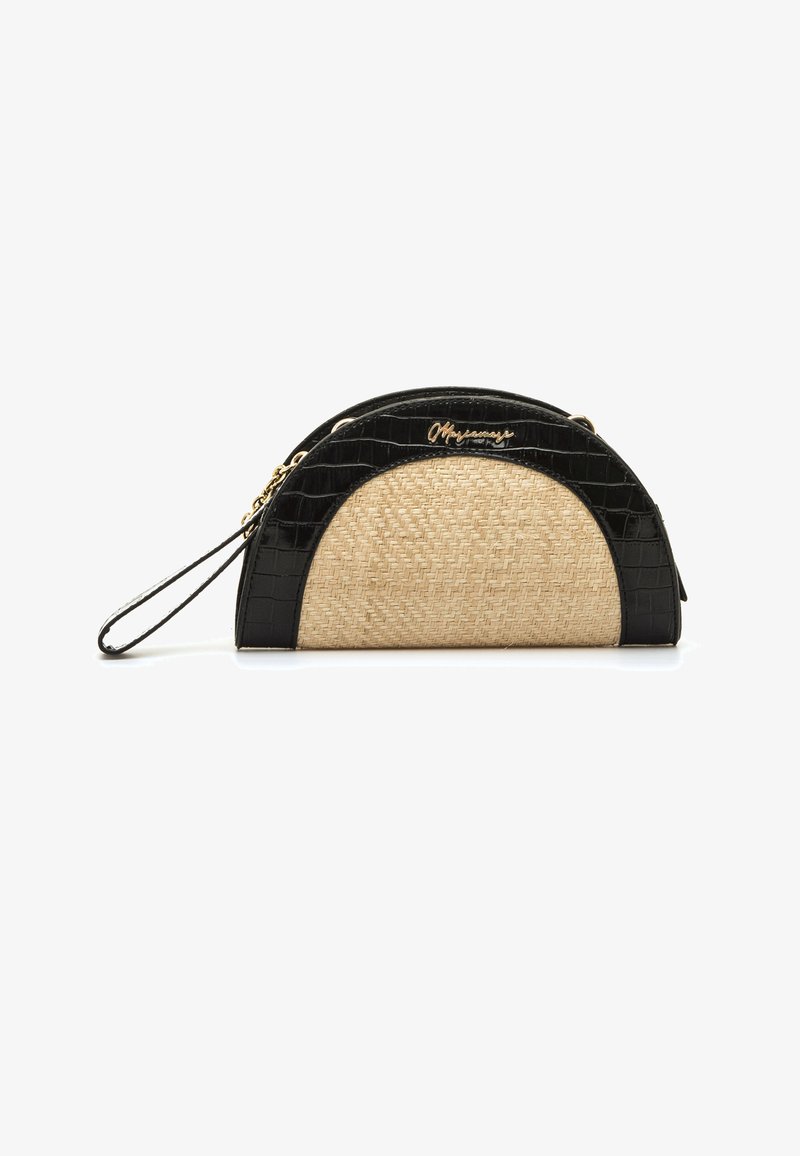 Clutch tas van zwart leer met krokodillenstructuur en beige geweven materiaal, in een gebogen vorm, met hardware in goudkleur en een polsriem.
