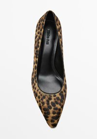 Chaussure plate à bout pointu pour femme avec imprimé léopard et intérieur en cuir noir, étiquetée Massimo Dutti.