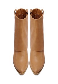 Stivaletti alla caviglia in pelle marrone chiaro con una punta affusolata, presentano una risvolto e linguette laterali per l'estrazione. Texture liscia e suola leggera.