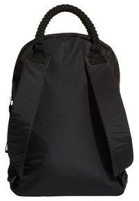 Černý batoh z hladké látky, s opleteným držadlem, nastavitelnými popruhy a elegantním designem bez vnějších kapes.