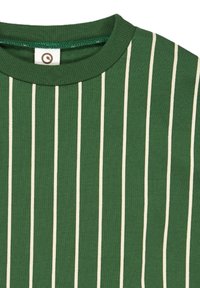 Maglione verde a coste con strisce verticali crema e colletto a girocollo. Include un'etichetta con un logo circolare all'interno del colletto.