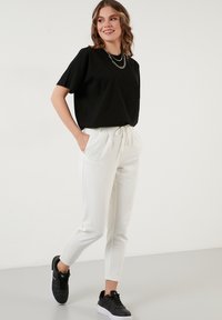 LELA CREW NECK  - Základné tričko - black