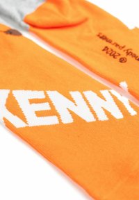 Calze arancioni con testo bianco "KENNY", caratterizzate da una trama a maglia liscia e un risvolto grigio a contrasto. Tessuto morbido senza motivi visibili.