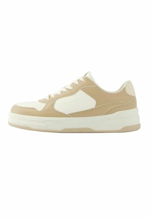 Beżowy i biały niski sneaker z przodem na sznurowadła, wyściełaną podeszwą i wzorem paneli z przeszyciami na białym tle.