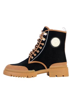 Botas de ante negras con acentos en marrón, punta redonda, sistema de cordones en la parte delantera, suela de goma y parche de logo circular en el lado. Parte superior texturizada con puntera reforzada.
