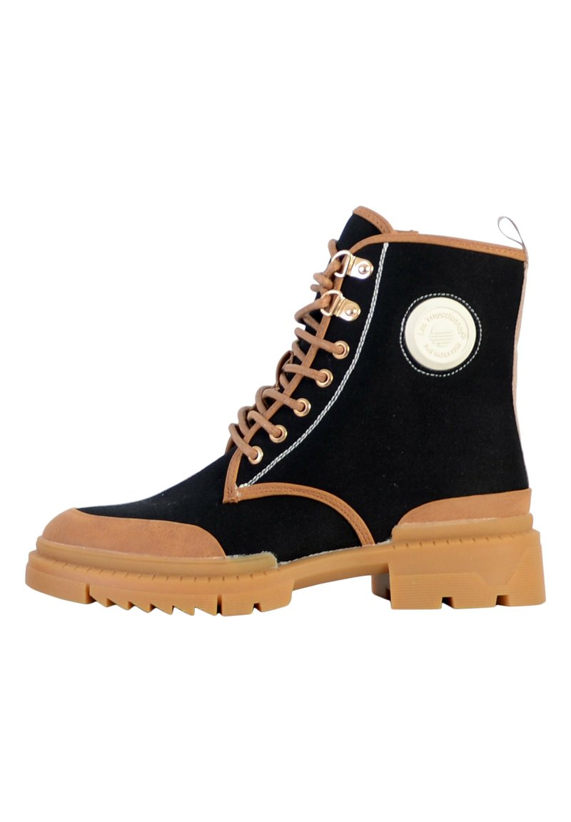 Botas de ante negras con acentos en marrón, punta redonda, sistema de cordones en la parte delantera, suela de goma y parche de logo circular en el lado. Parte superior texturizada con puntera reforzada.