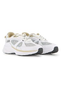 Λευκά αθλητικά παπούτσια με πάνελ από δίχτυ, μαλακή σόλα και εκρού λεπτομέρειες. Διαθέτουν κορδόνια, λογότυπο στην πλευρά και υφασμένο ελαστικό εξωτερικό πέλμα.