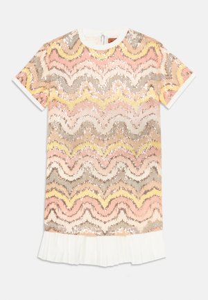 Vestido de mangas cortas con un patrón ondulado en lentejuelas doradas, rosas y beiges, con un dobladillo blanco plisado y un escote redondo.