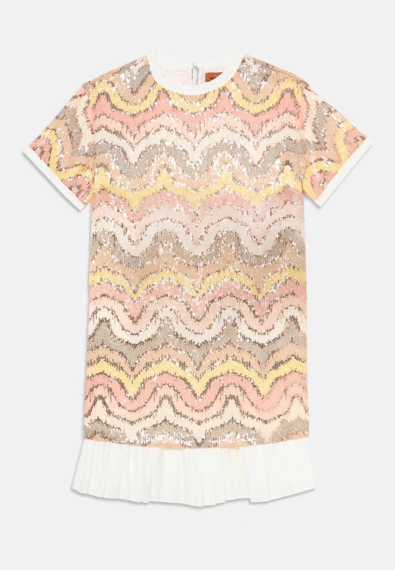 Φόρεμα κοντό μανίκι με κυματοειδές μοτίβο από χρυσές, ροζ και μπεζ παγιέτες, με πλισέ λευκή ρέντα και στρογγυλή λαιμόκοψη.