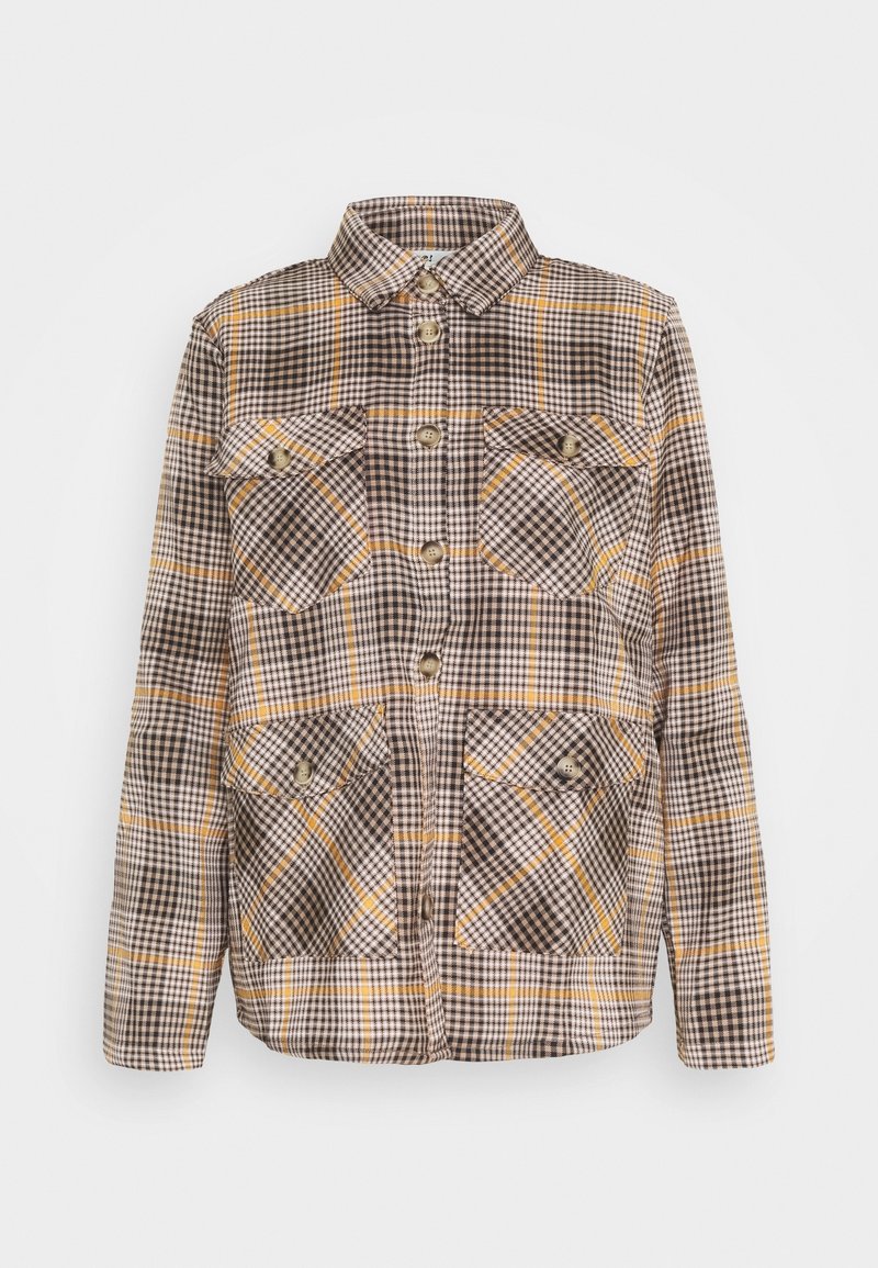 Veste-chemise à carreaux marron, beige et orange avec quatre poches avant boutonnées et manches longues.