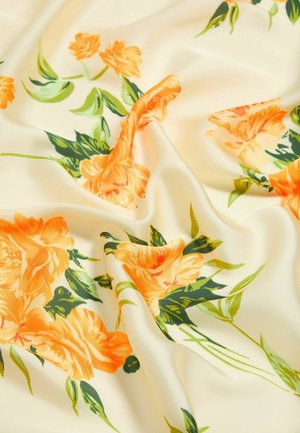 Blomsterstof med orange roser og grønne blade på en cremefarvet baggrund, glat tekstur og et flydende design.