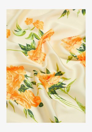 Bloemenstof met oranje rozen en groene bladeren op een crèmekleurige achtergrond, gladde textuur en een vloeiende vormgeving.