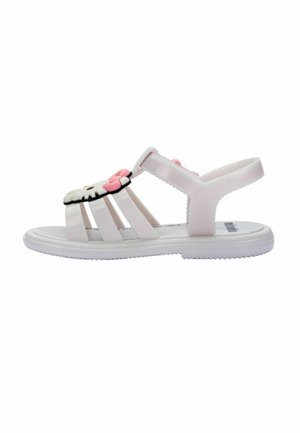Weiße Kindersandale mit verstellbarem Riemen und Hello Kitty-Gesichtsdekoration auf den Vorderriemen.