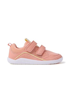 Chaussures de sport rose clair avec panneaux en maille, deux sangles ajustables, une semelle rembourrée et une semelle extérieure en caoutchouc blanc avec un design texturé.