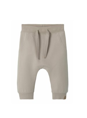 Shorts gris clair en tissu doux, dotés d'une taille élastique avec cordon de serrage, de poches latérales et de poignets côtelés.