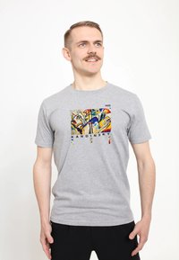 Šedé bavlněné tričko s barevným abstraktním potiskem na přední straně. Design zahrnuje geometrické tvary a text "KANDINSKY" ve spodní části.
