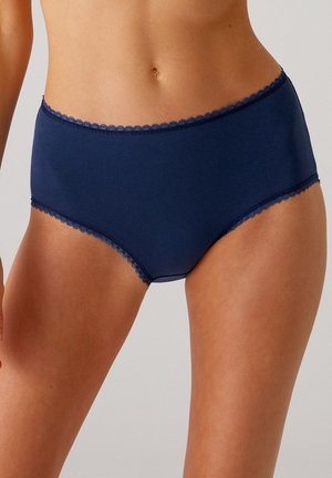 Marin blauwe hoogszijde slips van zachte katoen, met delicate kantafwerking langs de tailleband en beenopeningen voor extra detail.