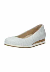 Bailarinas blancas trenzadas con puntera redonda, superficie texturizada, tacón de corcho bajo y suela de goma. Diseño simple con colores neutros.