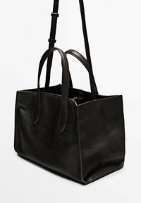 Zwarte leren tote bag met een gladde textuur, rechthoekige vorm en twee lange handvatten. Voorzien van een verstelbare schouderriem.
