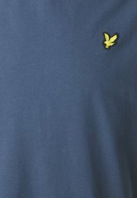 Lyle & Scott V NECK - Basic póló - ink blue