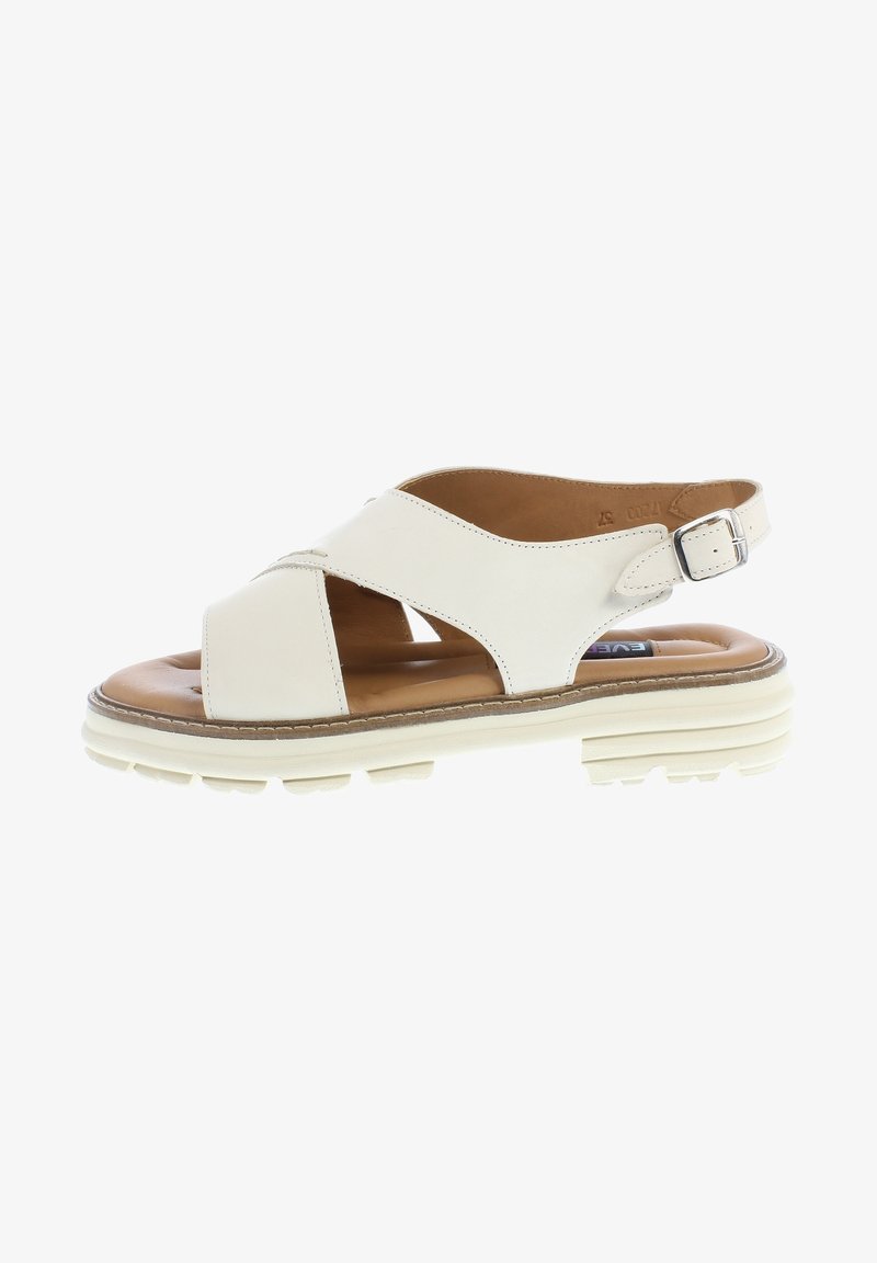 Sandale blanche en cuir avec un design à brides croisées, une boucle ajustable à la cheville et une semelle intérieure marron coussinée. Dispose d'une semelle en caoutchouc texturée.