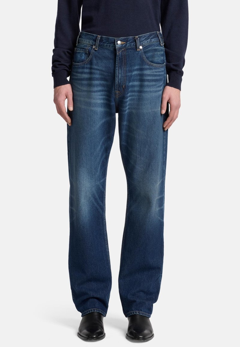 Niebieskie dżinsy o luźnym kroju, z jasnym przecieraniem i detalami w postaci przecierania na udach, z zapięciem na guzik oraz pięcioma kieszeniami.