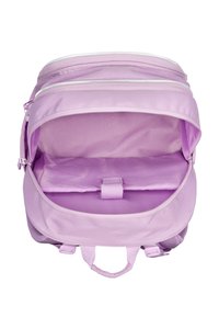 Fioletowy plecak z materiału z dwoma zamkami błyskawicznymi. Wnętrze zawiera dużą przegrodę oraz wyściełaną sekcję zabezpieczoną paskiem. Gładka tekstura.