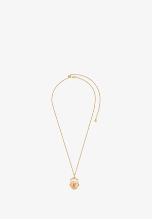 Kulla kuldtooni kaelakee, millel on ümmargune ripats punase tähega "K" ja dekoratiivsed aksessuaarid. Ketil on kinnitis ja reguleeritav pikkus.