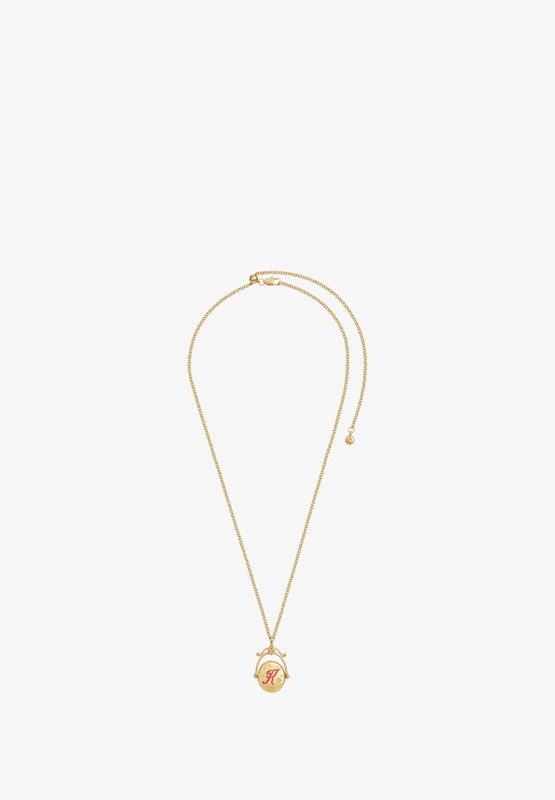 Zlatá necklace s okrúhlym príveskom, na ktorom je červené písmeno "K" a dekoratívne akcenty. Reťaz má sponu a nastaviteľnú dĺžku.