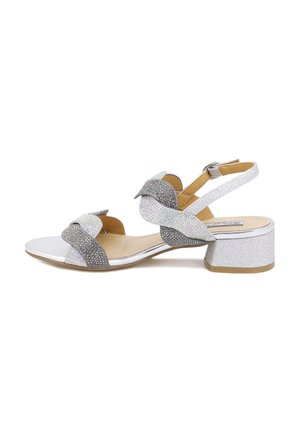 Sandali con tacco alto in argento e grigio, con una texture glitterata, punta arrotondata, cinturini incrociati e tacco a blocco.