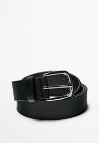 Ceinture en cuir noir enroulée avec une boucle rectangulaire argentée et un passant de ceinture sur un fond blanc.
