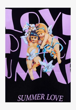 Schwarzer Stoff zeigt eine bunte Grafik von zwei Cherubinen, die Blumen und eine Taube halten, mit rosa Schriftzug "SUMMER LOVE" darunter.