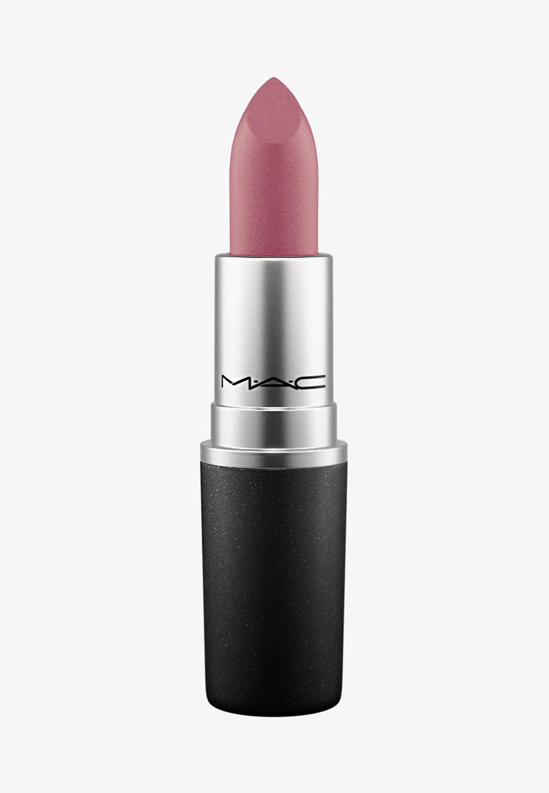 MAC lipstick in een metallic zilveren huls met een matte zwarte basis, met een zachte roze tint, een gladde textuur en een puntige top.