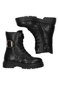 Botas negras hasta el tobillo, hechas de un material texturizado, con un cierre lateral, cordones redondos y una hebilla decorativa en el lado exterior. Suela de goma.