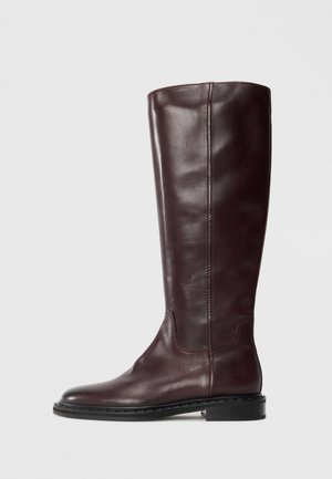 Stivale in pelle bordeaux alto fino al ginocchio con una texture liscia, punta rotonda e dettagli di cucitura minimi. Caratterizzato da una suola nera piatta.