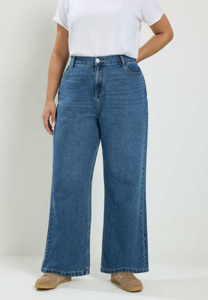 Yours Clothing, PLUS SIZE WIDE LEG JEANS - Pernera ancha - mid blue