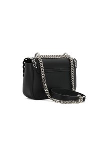 Borsa a tracolla nera in pelle ecologica di forma rettangolare, con una catena argentata e dettagli in metallo, caratterizzata da occhielli sui lati.