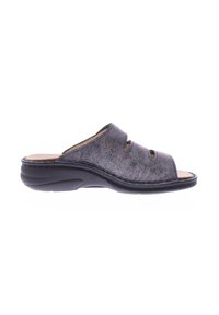 Mule open-toe in pelle grigia scura testurizzata con tre aperture superiori, suola nera sagomata e soletta beige.