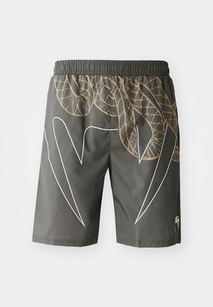 Grå sportsshorts med et slangeskindsdesign i beige og hvide accenter. Elastisk talje, knælængde, letvægtsstof.