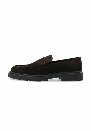 Donkerbruine suède loafer met dikke zwarte rubberen zool en gedetailleerde stiksels langs de bovenrand, zijaanzicht.
