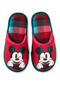 Červené látkové pantofle s kreslenou postavičkou s parohy, kostkovanou podšívkou, zaobleným tvarem a plyšovou texturou pro pohodlí.