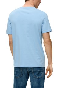 s.Oliver MIT FRONT - T-shirt print - hellblau