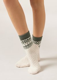 Calze lavorate a maglia in crema con un motivo strutturato; polsino a costine verde scuro e disegno floreale, caratterizzate da piccoli pois sul corpo.