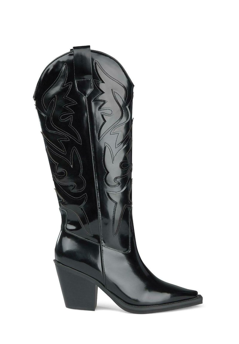 Botas de charol negras hasta la rodilla con punta afilada y tacón cuadrado. Presentan un patrón decorativo de costuras a lo largo del eje.