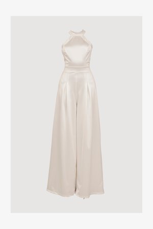 Kreemivärvi satiinist kombinesoon, millel on kõrge kaelus, laiad jalad ja voldid ees, et lisada tekstuuri. Sile ja läikiv viimistlus.