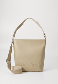 Borsa a spalla in cuoio tan con logo impresso, texture liscia, tracolla regolabile e design minimalista. Presenta un unico scomparto principale.