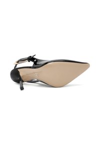 Tacco slingback punta nera in vernice con fibbia dorata e suola beige visibile dal basso su uno sfondo bianco.