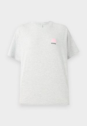 T-shirt curto cinza claro em algodão, com um pequeno gráfico de chapéu de balde rosa e o texto "SEJA BOM" bordado em preto.