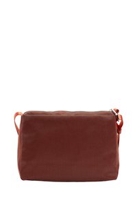 Borsa rossa perforata di forma rettangolare, con chiusura a zip e una sola tracolla. Superficie testurizzata con accenti metallici.