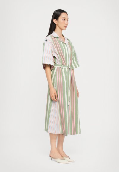 Robe midi rayée en vert, blanc et rose, avec un col et une taille ceinturée. Présente des manches courtes et une coupe décontractée. Tissu en coton lisse.
